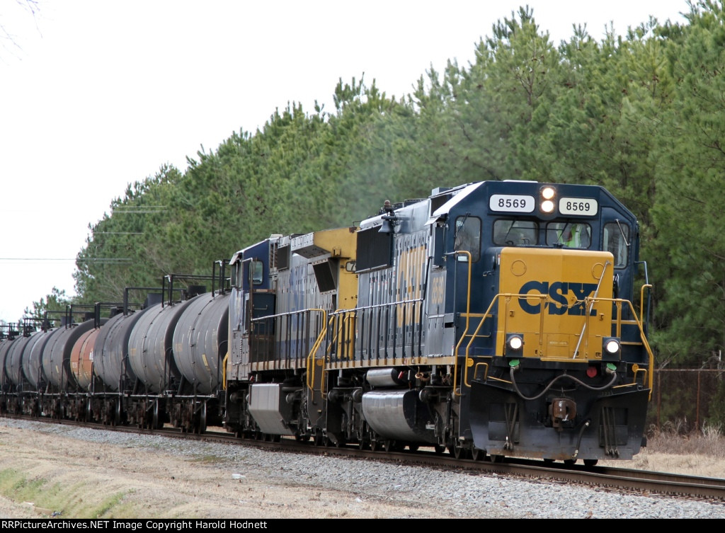 CSX 8569 leads train F728 towards the yard